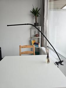 a black lamp sitting on top of a white bed at City View in Offenbach