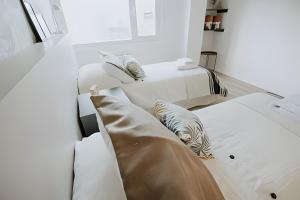 duas camas num quarto de hospital com almofadas em Aunaisin - Nona Kate em Ushuaia