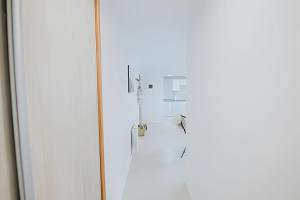 une porte de douche en verre avec un bouton de porte dans l'établissement Nona Kate, à Ushuaia