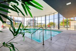 Bazén v ubytovaní Estepona Place - Spacious family city apartment alebo v jeho blízkosti