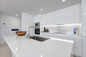Kuchyňa alebo kuchynka v ubytovaní Estepona Place - Spacious family city apartment
