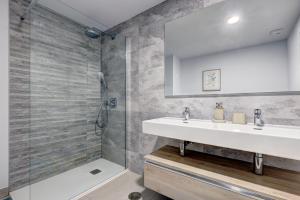 Kúpeľňa v ubytovaní Estepona Place - Spacious family city apartment