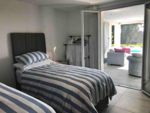 Postel nebo postele na pokoji v ubytování Les Fontenelliers luxury 5 star villa + 55 fotografií