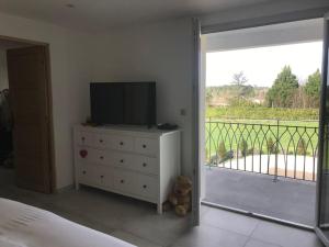 TV a/nebo společenská místnost v ubytování Les Fontenelliers luxury 5 star villa