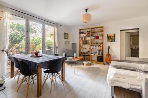sala de estar con cama, mesa y sillas en GuestReady - Sunlit stay near Père-Lachaise, en París