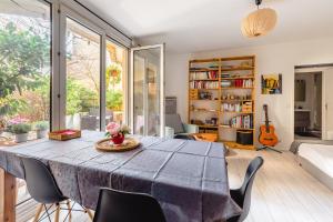 sala de estar con mesa de comedor con sillas en GuestReady - Sunlit stay near Père-Lachaise, en París