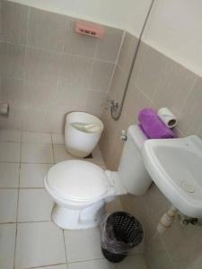 ein Badezimmer mit Toilette und Waschbecken in der Unterkunft Homey Inn- Olango Island Staycation in Lapu Lapu City