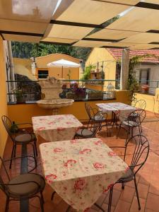 Reštaurácia alebo iné gastronomické zariadenie v ubytovaní Bed & Breakfast Scià Dina