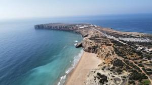 Luftaufnahme eines Strandes und des Meeres in der Unterkunft Pita's House - Villa Sagres 2 in Sagres