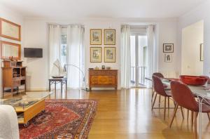 A television and/or entertainment centre at Apartamento Principe Terrace en Madrid