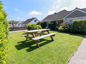 a picnic table in the yard of a house at Summerfield Cottage in Gorran Haven