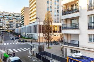 Blick auf eine Stadtstraße mit Gebäuden in der Unterkunft GuestReady - Modern stay near the Pantheon in Paris