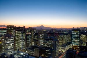 Mandarin Oriental, Tokyo في طوكيو: إطلالة على أفق المدينة عند غروب الشمس