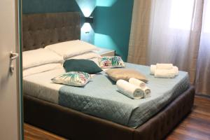 - un lit avec des oreillers et des serviettes dans l'établissement My Rhome Prati, à Rome