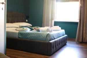 - un lit avec des serviettes dans l'établissement My Rhome Prati, à Rome