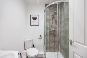uma casa de banho com um chuveiro e um WC. em Modern apartment -City Centre Location By Luxiety Stays Serviced Accommodation Southend on Sea em Southend-on-Sea