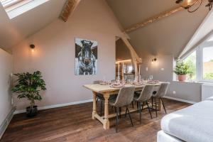 - une salle à manger avec une table et des chaises dans l'établissement Charming apartment "De Watersnip" in De Haan, au Coq