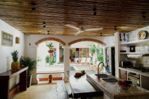 a kitchen with a ceiling fan in a room at Spiritual Luxury 4BR Pool&Roofterrac Getsemani NEW in Cartagena de Indias
