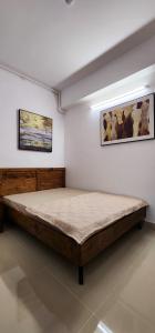 En eller flere senge i et værelse på Heritage Wooden Homestay