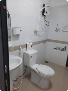 Et badeværelse på Heritage Wooden Homestay