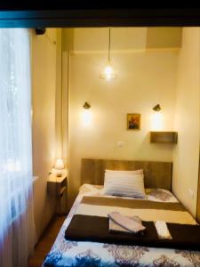 1 dormitorio con 1 cama con 2 toallas en New apartment BARNABA close to Holiday Inn en Tiflis