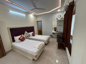 - une chambre avec 2 lits dans l'établissement Max Guest House, à Agra
