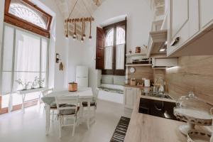 A kitchen or kitchenette at Palazzo Pinto B&B