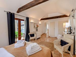 1 dormitorio con 1 cama y 2 toallas blancas en 1 Bed in Tiverton 53102, en Sampford Peverell
