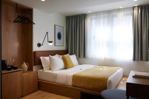 pokój hotelowy z łóżkiem i oknem w obiekcie Noa Hotel w Salonikach
