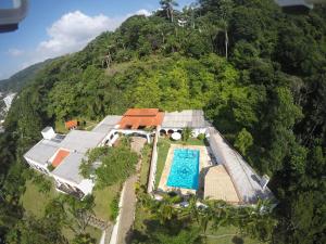 uma vista aérea de uma casa com piscina em Hostel House 84 em Itajaí