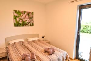 Un dormitorio con una cama con dos pantuflas encima. en Luxury apartment Vela with swimming pool, en Premantura 12 fotos más