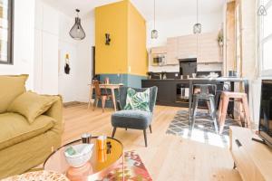 Il comprend un salon avec un canapé et une cuisine. dans l'établissement GuestReady - Bohemian and Chic Studio Vieux Lyon, à Lyon