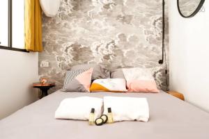 - une chambre avec un lit et 2 serviettes dans l'établissement GuestReady - Bohemian and Chic Studio Vieux Lyon, à Lyon
