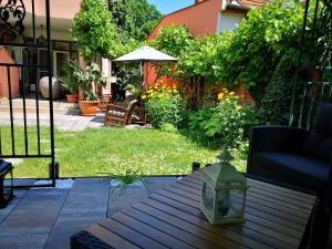 un patio con mesa y sombrilla en Villa-Hotel Escala, en Cluj-Napoca