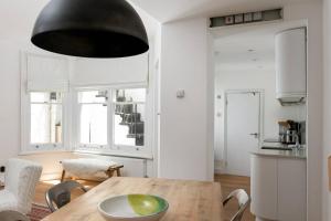 Virtuvė arba virtuvėlė apgyvendinimo įstaigoje Stylish 2BR Home in West Kensington , 4 guests