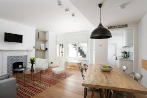 Кухня или мини-кухня в Stylish 2BR Home in West Kensington , 4 guests
