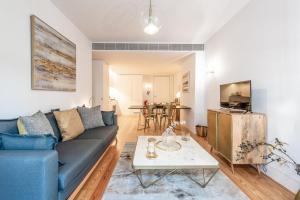 un soggiorno con divano e tavolo di GuestReady - Baixa Collection Apartment I a Lisbona