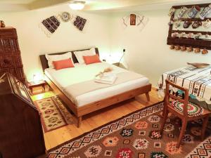 Postel nebo postele na pokoji v ubytování Casa Florica wooden house