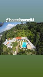 uma vista aérea de um resort com uma piscina em Hostel House 84 em Itajaí