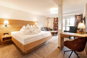 Posteľ alebo postele v izbe v ubytovaní Alpenhotel DAS KÜREN