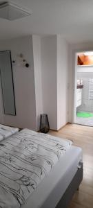 Tempat tidur dalam kamar di Apartments Panoramablick