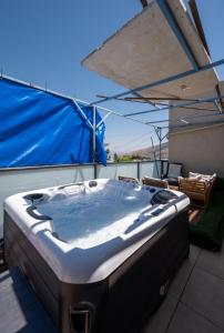 Levication 2 bedrooms Pool&jacuzzi في طبرية: وجود حوض استحمام ساخن على سطح قارب