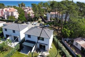 an aerial view of a white house with a parking lot at maison de vacance en corse in Borgo