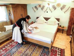 Postel nebo postele na pokoji v ubytování Casa Florica wooden house