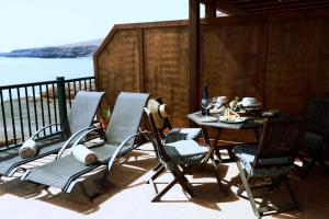 ヤイサにあるMi Pescaitoのバルコニーにテーブルと椅子が置かれたパティオ