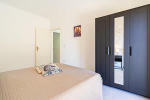 a bedroom with a bed and a large sliding glass door at spazioso bicamere fronte mare in Marina di Strongoli