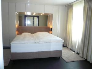 Un pat sau paturi într-o cameră la Vierwaldstättersee Panorama