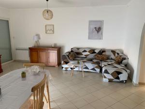 Posezení v ubytování Les Cistes Appt type 3 avec terrasse vue sur mer