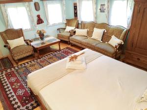 sala de estar con cama grande y sofá en Casa Florica wooden house, en Gura Rîului