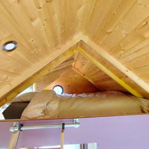 Postel nebo postele na pokoji v ubytování Nuit insolite en Tiny House